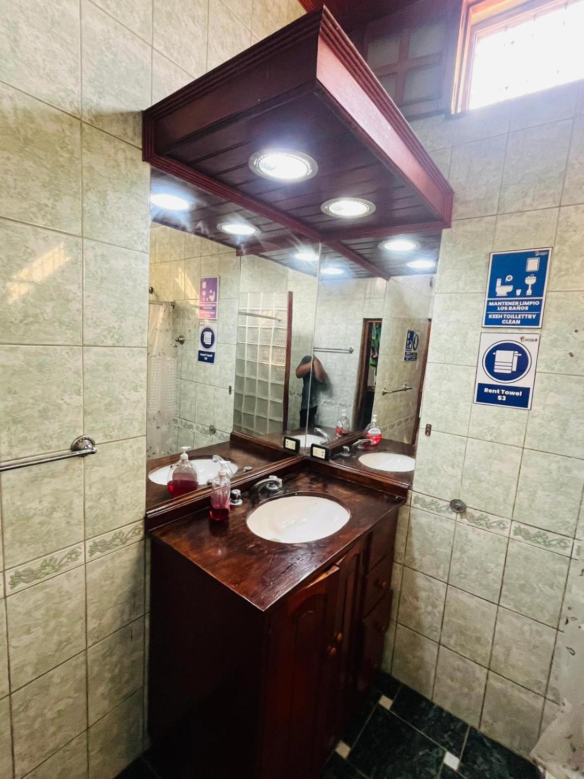 Bed and Breakfast A&T Amazon Backpacker'S Iquitos Esterno foto